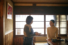 歴史的建築物のある街並みで、郷土料理を味わう